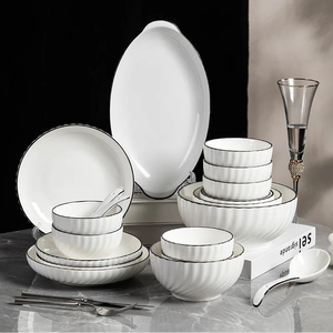 Ensemble de bols et assiettes en céramique personnalisés, blancs, avec bordure noire et motif croissant en relief, pour hôtels et restaurants. - Product Image 5