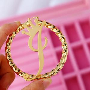 Dropshipping Boucles d'Oreilles Torsadées Chat avec Nom Personnalisé, Créoles Grand Cercle Mignonnes en Acier Inoxydable Plaqué Or 18K pour Femme et Fille - Product Image 5