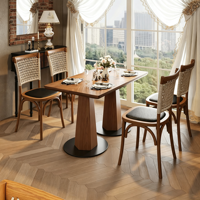 Ensemble de meubles de salle à manger vintage pour café commercial, table carrée en bois massif et chaises de salle à manger avec dossier en rotin pour restaurant, bistrot, café