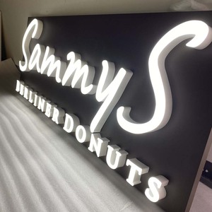 Insegna LED 3D Personalizzata a Doppio Carattere con Pannello Posteriore Nero per Decorazione Murale di Panetterie Artigianali e Negozi di Dolciumi - Product Image 1