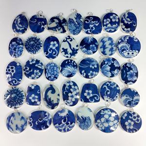 Colgantes de Cerámica Azul y Blanca con Marco Plateado de Porcelana Antigua, Diseños y Formas Mixtas Hechos a Mano al por Mayor para la Fabricación de Joyas - Product Image 5