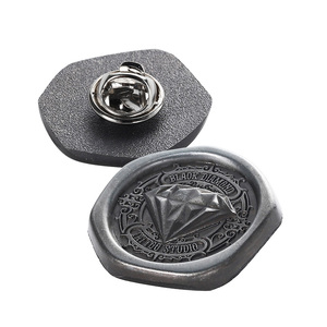 Spilla da bavero personalizzata in lega di zinco pressofusa, con incisione a rilievo, placcata argento antico, di lusso, con logo a diamante e lettere - Product Image 4