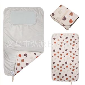Cambiador portátil para bebés de 70x40cm con funda estampada para viajes y uso doméstico - Product Image 1