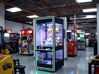 Machine à grue à animaux en peluche sur pied, directe usine, avec vitrine transparente à 4 faces et halo LED vert, double tension 110V 240V