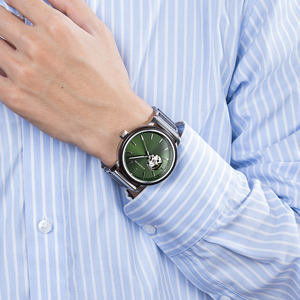 นาฬิกาสเตนเลสสตีลไม้กลไกสำหรับผู้ชายทันสมัยทันสมัยใหม่โลโก้ที่กำหนดเองมี MOQ ต่ำสำหรับจัดส่งแบบไม่เหมือนใครสายหนังมีลักษณะกลวง - Product Image 4