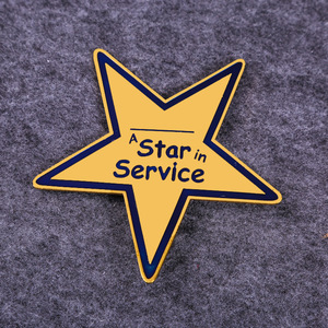 Badge étoile à cinq branches sur mesure en or, accessoire métallique, cadeau d'affaires, épinglette de reconnaissance professionnelle - Product Image 1