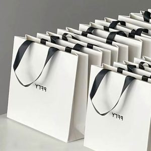 Bolsas de Papel Kraft Personalizadas de Lujo con Impresión a Color para Ropa, Bolsas de Regalo con Logotipo Personalizado para Marcas de Ropa - Product Image 2