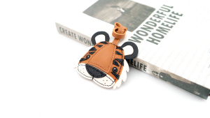 กระเป๋าหนังเย็บมือลายเสือจีน พร้อมจี้เล็กๆ รูปทรงใหญ่ - Product Image 4