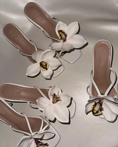 Herstelleranfertigung Luxuriöse Mädchen-Sommersandalen mit Dickem Absatz Große Größen Eckige Zehenpartie Orchideen-Weiße Blumen Damen-Absatzschuhe - Product Image 4