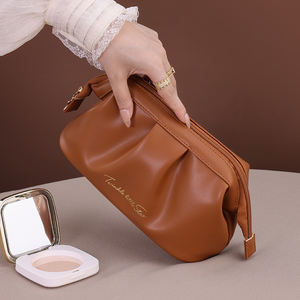 Bolsas de cosméticos impermeables de PU con logotipo personalizado de fábrica de diseñador de lujo, bolsa de maquillaje de almacenamiento de artículos de tocador de viaje de cuero PU a la moda para mujer - Product Image 5