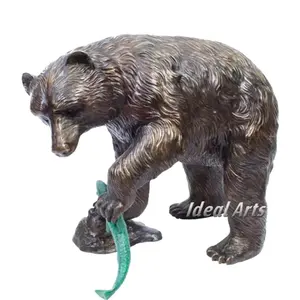 Dekorasi Taman logam cor patung hewan populer Cast bahan perunggu ukuran hidup patung ikan menangkap Beruang