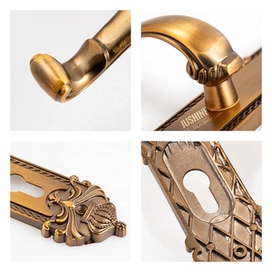 Poignée de <span class=keywords><strong>porte</strong></span> de chambre principale en alliage <span class=keywords><strong>d</strong></span>'aluminium MAE avec panneau <span class=keywords><strong>d</strong></span>écoratif en relief <span class=keywords><strong>Couronne</strong></span> et levier régale - Product Image 2