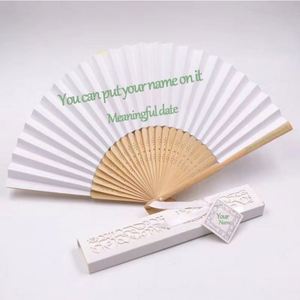Éventail en bambou personnalisé de 21 cm pour femme, peint à la main, en soie, pour mariage, avec motifs floraux traditionnels, anges, mots gravés et musique - Product Image 1