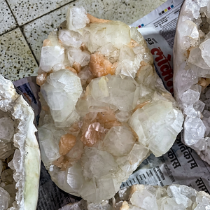 Magnifique spécimen minéral en cluster de cristal d'apophyllite naturelle pour la méditation Reiki, les collectionneurs de minéraux et la décoration intérieure - Product Image 1