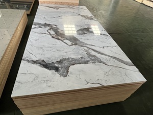 Plaque de contreplaqué <span class=keywords><strong>mélaminé</strong></span> E0 4x8 en gros |   Panneau marin stratifié imitation marbre <span class=keywords><strong>blanc</strong></span> pour <span class=keywords><strong>panneaux</strong></span> muraux et meubles - Product Image 2