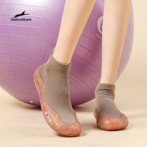 Chaussures de danse GallonShark pour femmes, semelle extérieure en TPR, doublure en coton, talon plat, chaussures de yoga et de fitness - Product Image 1