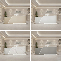 Comptoir de réception contemporain crème avec écran d'intimité angulaire et façade cannelée pour clinique et studio