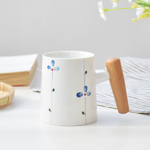 Mug en céramique peint à la main avec poignée en bois, motif de dessin animé, porcelaine blanche, 201-300 ml, passe au lave-vaisselle et au micro-ondes - Product Image 6