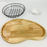 Assiette de service en bois naturel décorative Plateau irrégulier en bois de caoutchouc Plateau de service avec panier en métal et bol en céramique