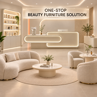 Comptoir d'accueil moderne pour salon de beauté, beige crème, asymétrique, double couche, façade arrondie avec éclairage LED chaud pour hall de spa