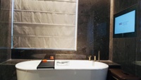 Nouveau support mural et installation encastrée pour téléviseur miroir Android 2026 avec télécommande et commande vocale Google pour la maison et le commerce de détail