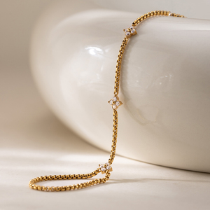 Bracciale da dito J&D in acciaio inossidabile placcato oro 18 carati, delicato quadrifoglio con zirconi bianchi, gioiello classico da donna. - Product Image 2