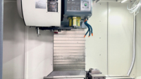 Centre d'usinage vertical CNC de haute précision ML 1167 avec cadre robuste, guidage linéaire et système ATC pour la fabrication de moules et de pièces métalliques