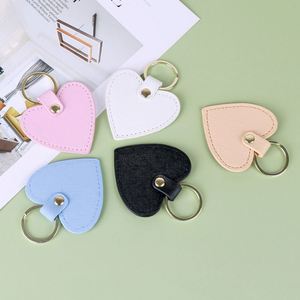 Porte-clés en cuir en forme de cœur créatif et mignon, breloques pour sacs à main, pendentifs pour filles, petit cadeau - Product Image 2
