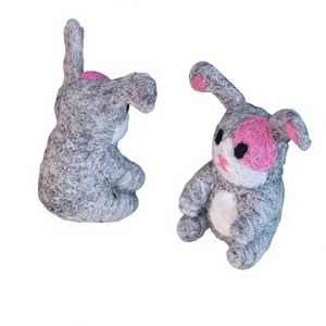 Conejito de Pascua de Fieltro y Hilo, Color Gris y Rosa, Hecho a Mano, Decoración de Interiores, Juguete Artesanal para Niños - Product Image 2