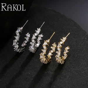 Lacole EP5256 Trendy Design Triangle brillant avec zirconium Boucles d'oreilles percées pour femmes en forme de CC faites à la main - Product Image 6