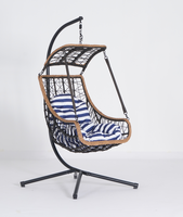 Fauteuil suspendu d'extérieur en osier à baldaquin plat, style nautique côtier, avec coussin à rayures marine et support, pour pelouse et jardin
