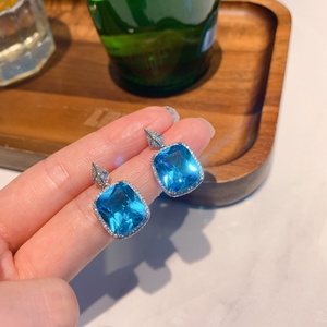 Bijoux minimalistes écologiques en cuivre plaqué argent, boucles d'oreilles géométriques en zircone cubique bleue de 12*14 mm pour femmes - Product Image 1