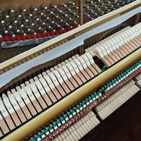 Piano droit d'occasion KAWAI KL601 brun satiné, d'origine japonaise, son clair et doux, bon état mécanique
