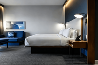 Meubles d'hôtel haut de gamme Courtyard by Marriott pour projets hôteliers : Chaise, Meuble de rangement, Bureau