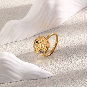 Bague en acier inoxydable plaqué or 18 carats avec médaillon sculpté rétro et zircon incrusté, bague délicate pour femme - Product Image 6