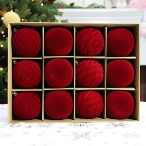 Pompom Beludru Merah Grosir dengan Pita Emas. Sangat cocok untuk dekorasi pohon Natal dan pesta liburan. - Product Image 2