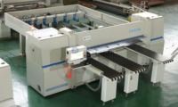 Scie circulaire horizontale CNC industrielle à moteur haute vitesse pour la découpe de panneaux dans la ligne de production de meubles