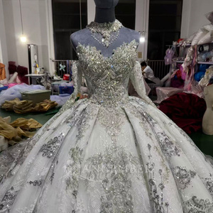 Robe de bal vintage Mc058 argentée et blanche avec appliques en cristal, franges perlées aux épaules, col bateau, traîne chapelle intégrée - Product Image 2