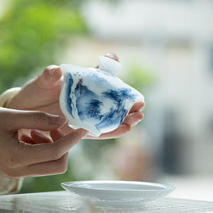 طقم شاي صيني تقليدي، كوب شاي من البورسلين المرسوم يدويًا بتصميم المناظر الطبيعية باللونين الأزرق والأبيض، مجموعة سفر للشاي - Product Image 5