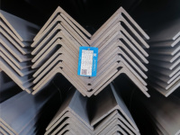 Barre d'angle galvanisée en acier allié durable et moderne, revêtue, en forme de C, pour applications sur les ponts routiers, les toitures et les murs, longueur personnalisable