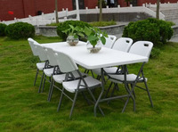 Tables et chaises pliantes en plastique HDPE durables pour la location en gros, idéales pour les événements extérieurs, les banquets, les jardins et les salles à manger.