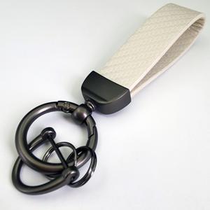 Porte-clés de voiture en cuir et fibre de carbone de haute qualité, cadeau pour femme en métal rouge avec style tendance, fabriqué en alliage de zinc - Product Image 4