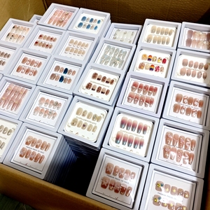 Insumos para Uñas de Fábrica Directamente Uñas Postizas Hechas a Mano Aleatorias Oferta de Descuento Uñas Falsas de Colores Diseñadas para Presionar - Product Image 2