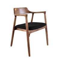 Chaise de salle à manger d'appoint en bois massif léger de style mid-century avec dossier et accoudoirs en cuir pour la maison et l'hôtellerie
