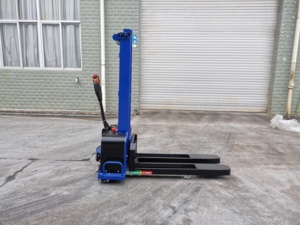 รถยกไฟฟ้า WELIFTRICH 1200 กก. แบบยกตัวเองได้ – แบตเตอรี่ลิเธียม 48V 21Ah, รถยกพาเลท - Product Image 3
