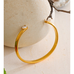 JINYOU 822 Brazalete Clásico Minimalista al por Mayor con Dos Circonitas Cúbicas Brazalete Abierto de Acero Inoxidable Chapado en Oro - Product Image 3