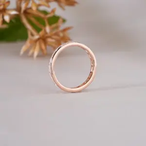 Anillo de Eternidad Moderno de Oro Rosa con Moissanita de Corte Esmeralda, Elegante Anillo de Boda con Engaste de Canal para Mujer, Joyería Sofisticada para Aniversario - Product Image 3