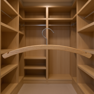 Cintre en bois finition naturelle avec crochet métallique pour le rangement des vêtements - Product Image 3