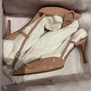 Üst Düzey Hakiki Deri Günlük Seksi Kadın 2025 Yaz Sivri Burun Stiletto Sandalet Kauçuk Taban Fransız Tarzı V Tokalı Topuklu Ayakkabı - Product Image 1