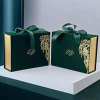 Boîte Cadeau Festive à Fermeture Magnétique avec Plaque Métallique, Boîte Souvenir en Flanelle et Doublure en Satin pour Souvenirs de Noël, Anniversaire ou Mariage